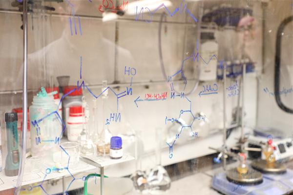 把化学分子写在墙上